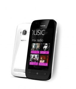 700-nokia-lumia-710_whiteblack