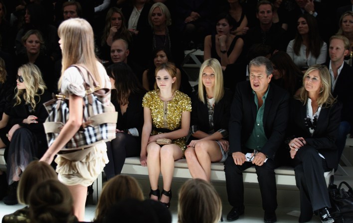 LONDON, ENGLAND - SEPTEMBER 22: (L-R) Emma Watson, Gwyneth Paltrow, Mario Testino and Angela Ahrendts watch the Burberry Prorsum Spring/Summer 2010 Show at Rootstein Hopkins Parade Ground during London Fashion Week on September 22, 2009 in London, England. (Photo by Chris Jackson/Getty Images)